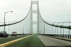 most přes průliv Mackinac v mlze