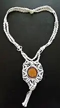 Kulatý dámský přívěšek s dřevěným leštěným řezem