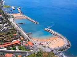 Uměle vytvořené koupaliště v obci Calheta