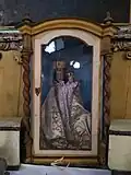 Madona s Ježíškem na vedlejším oltáři vpravo