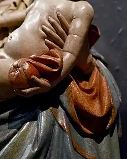 Madona z Nesvačil, detail cípu pláště a jablka