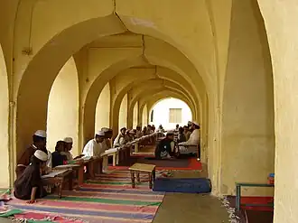 The Juma Masjid, mešita Jumma Masjid a zahrady Daria Daulat, postavena v roce 1782 sultánem Tipú.[4]