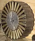 Diskový zásobník kulometu Lewis s náboji ráže 7,92 mm