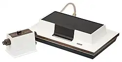 A Magnavox Odyssey s jedním ze dvou ovladačů