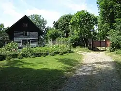 chalupa ve středu vsi