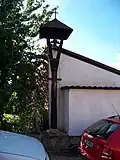 Zvonička s křížkem v ulici Ke klubovně