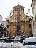 Průčelí kostela v zimě
