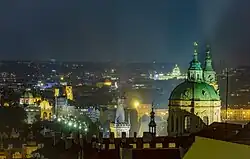 Věž kostela sv. Mikuláše na Malostranském náměstí od Pražského hradu.