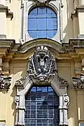 Erb císaře Leopolda nad portálem kostela