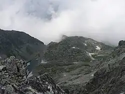 Zamrznuté oká jsou vpravo. Vlevo je Zamrznuté pleso pod Poľským hrebeňom
