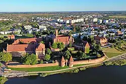 Panorama města s hradem