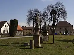 Maleč - sochy na návsi (1).JPG