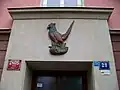 Malešická 29: reliéf nad vchodem