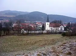 Kostel svatého Jakuba Většího a ves Malenice, v pozadí vrch Pátek