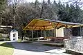 Venkovní oltář a vodní kaplička (vlevo)