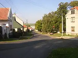 pohled od kostela přes náves k severu