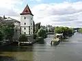 Vjezd do plavební komory Smíchov u Malostranské vodárenské věže (2008)