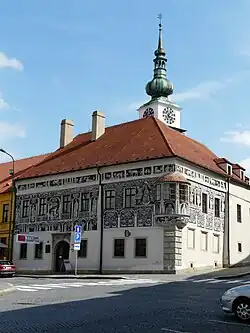 Rohový malovaný dům