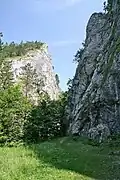 Manínská tiesňava - skála u symbolického hřbitova