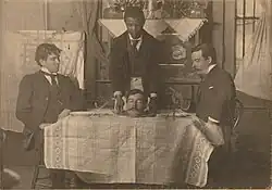 William Robert Bowles (1861–1918): Sluha servíruje hlavu na podnosu, asi 1900, USA