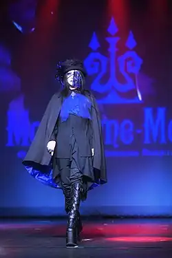 Visual kei hudebník a módní návrhář Mana, jehož styl napodobuje onnagaty, 2019