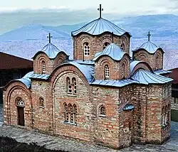 cihlová stavba kostela