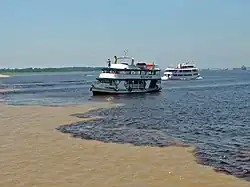 Encontro das Águas – soutok řek Solimões a Río Negro, kde u Manausu podle brazilské klasifikace začíná Amazonka