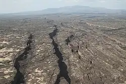 Rift Manda-Hararu v Afarské pánvi, v pozadí na obzoru je sopka Dabbahu