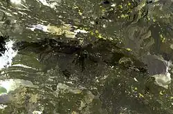 Sopečný komplex Manda-Inakir na snímku družice Landsat z roku 1999