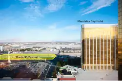 Vlevo plocha na níž byl pořádán country festival Route 91. Vpravo je hotel Mandalay Bay, z kterého pachatel střílel do davu návštěvníků koncertu.