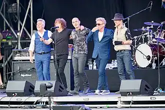 Manfred Mann's Earth Band po koncertu v roce 2018. Zleva: Mick Rogers, John Lingwood, Steve Kinch, Robert Hart a Manfred Mann.