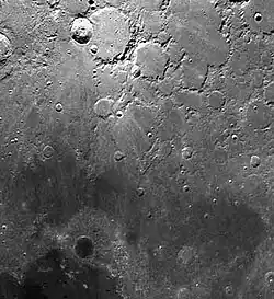 Fotografie Mare Frigoris (Moře chladu). Plato je tmavý objekt na spodní části fotografie.