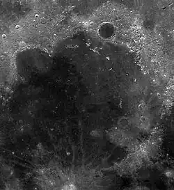 Mare Imbrium s kráterem Plato (horní část fotografie).