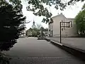 Školní hřiště v místě činžovních domů a západní části náměstí