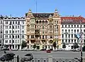 Uprostřed takzvaný Renaissancehof na Linke Wienzeile 56 ve Vídni v obvodu Mariahilf