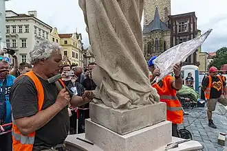 Poslední úpravy před vyzdvižením sochy