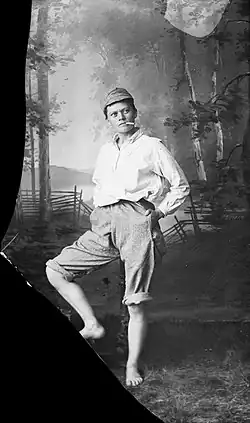 Marie Hoeg jako mladý chlapec s cigaretou, asi 1895–1903.