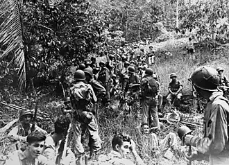 Námořní pěšáci z 2. divize námořní pěchoty odpočívají během přesunu na Guadalcanalu, listopad 1942