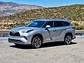 Toyota Highlander ve stříbrném provedení v Kalifornii (2022)