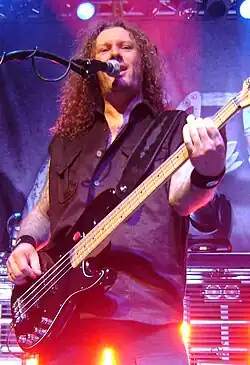 Markus Grosskopf na koncertě Helloween v roce 2010
