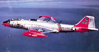 B-57E letící nad Velkým Solným jezerem, stát Utah