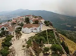 Vesnička sevřená hradními zdmi