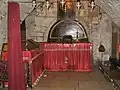 Kaple sv. Jáchyma a Anny vpravo od schodiště. Hrobka královny Melisendy