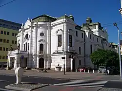 Pohled na divadlo z rohu Lidického náměstí