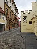 Hroznová ulice, vlevo budova Komerční banky, vpravo západní průčelí Masných krámů