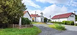Masojedy, náves s kapličkou a pomníkem
