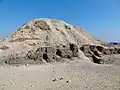 Mastaba s navršením odštěpky vápence na původní cihlový základ