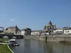 Střed města: vlevo hrad, vpravo bazilika