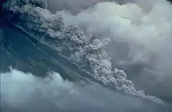 Pyroklastický proud na svahu Mayon.