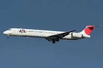 Přistávající MD-90-30 společnosti Japan Airlines na letišti Haneda
